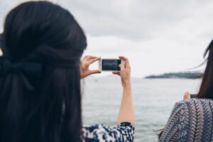 mulher tirando foto com um smartphone que ganhou de presente do dia das mães 2021